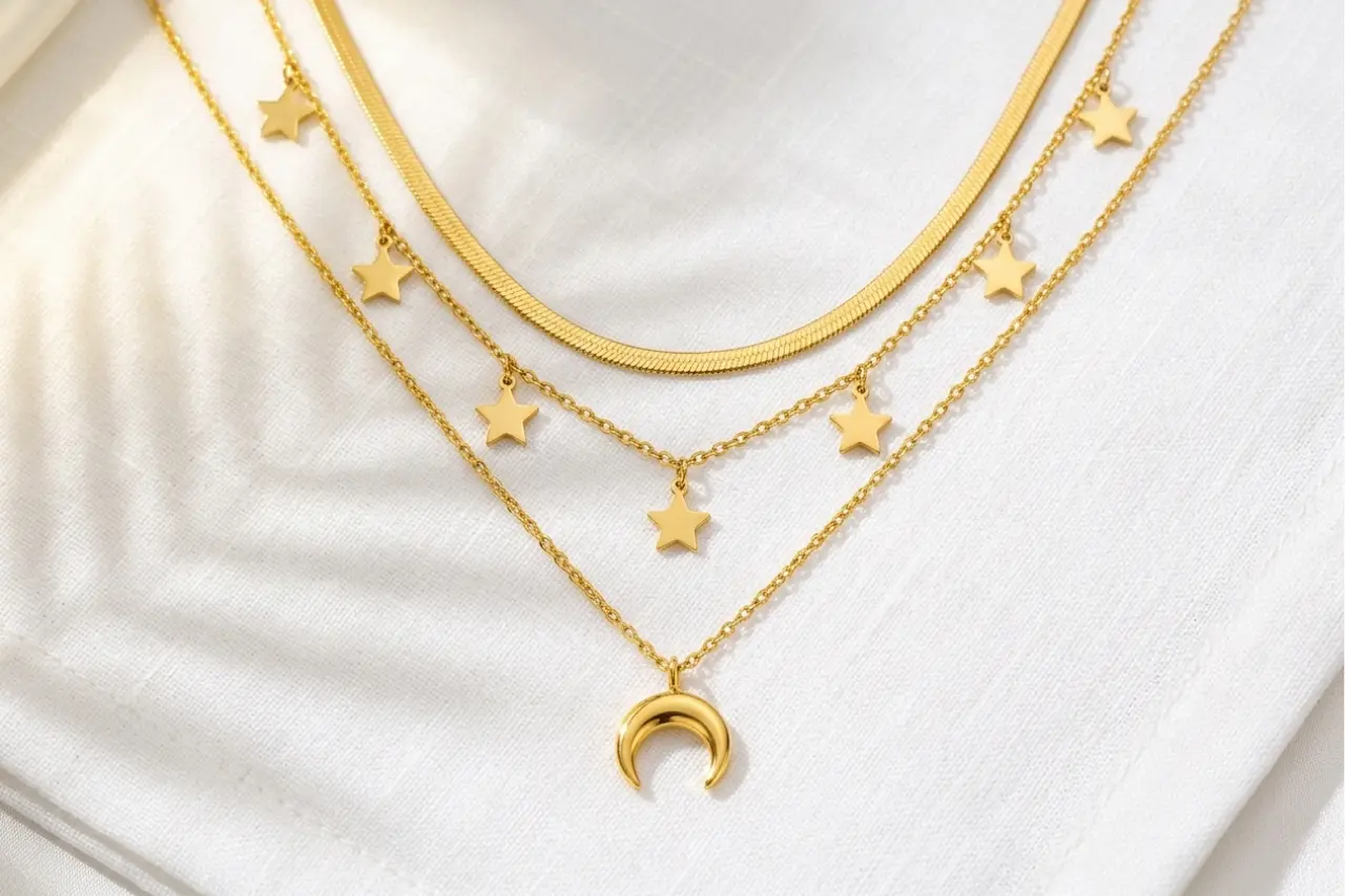 El arte del “Layering”: Cómo combinar varias cadenas y collares con estilo